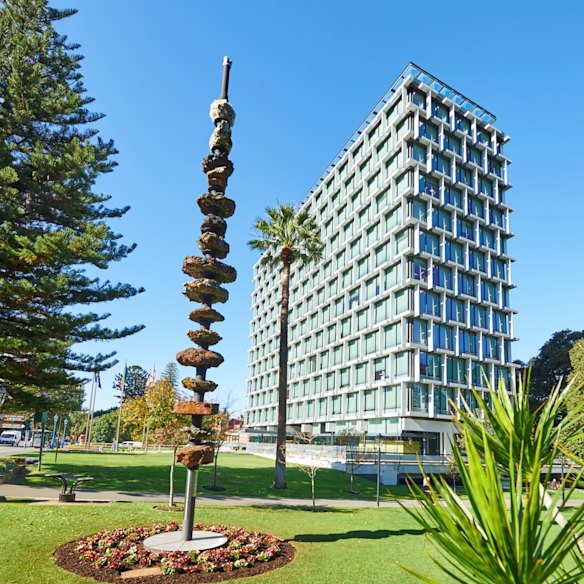 The ‘Ore Obelisk’, as it once stood in the gardens out the front of the City of Perth’s Council House.