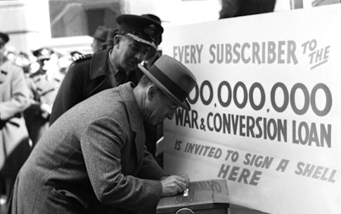 A war loan subscriber signs a shell during an Airforce Day rally in Sydney’s Martin Place on 13 October 1941.