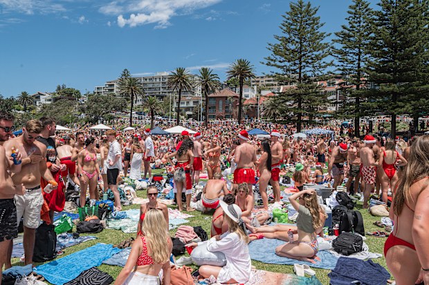 Backpackers at Bronte Beach on Christmas.