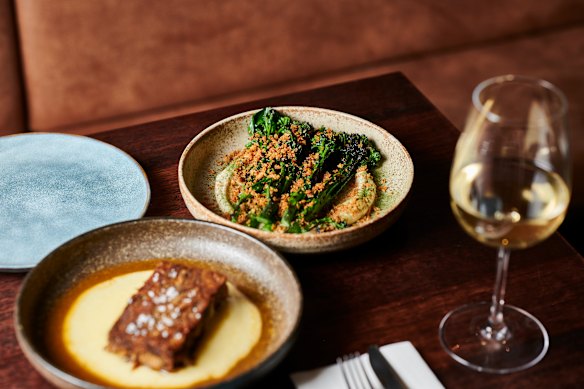 Brotos de brócolis com anchova e pangrattato no Onzieme.