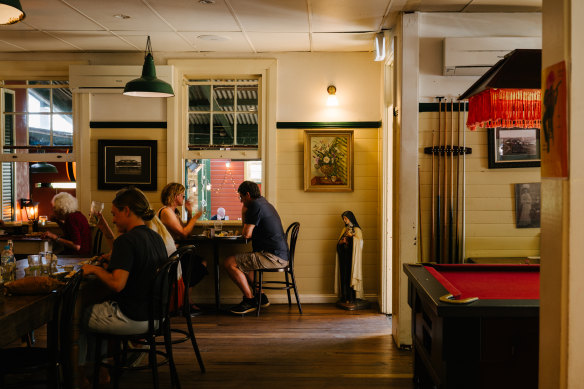 Eltham Hotel.