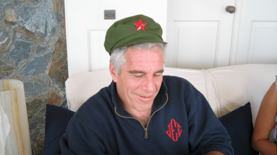 Jeffrey Epstein em uma fotografia sem data que aparece nos arquivos.