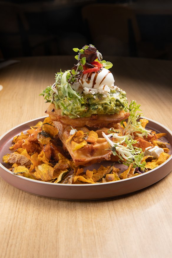 El mex almuerzo (corn waffles).