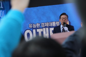 週二，執政的自由黨總統候選人李在明在首爾汝矣島郵局附近向約 500 人發表演講。