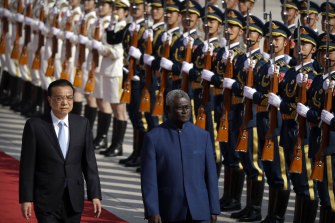 Solomon Islands and China have signed a security pact. Pictured here is Chinese Premier Li Keqiang and Solomon Islands PM Manasseh Sogavare in 2019. 