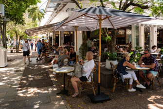 Diners at a restaurant in the Sunshine Coast tourist hub of Noosa. Queensland authorities are yet to put a time frame on continued requirements for staff and patrons at such venues to have had two doses of a COVID vaccine.