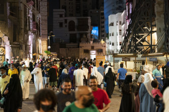 Asistentes en las calles durante el Festival Internacional de Cine del Mar Rojo el 14 de diciembre de 2021 en Jeddah, Arabia Saudita.