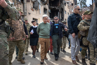 BM Genel Sekreteri Antonio Guterres, Kiev'in dışındaki Irpin'de çatışmalar sırasında evlerin yıkıldığını görüyor.