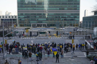 Le persone si radunano a sostegno dell'Ucraina dall'altra parte della strada rispetto alla sede delle Nazioni Unite a New York.