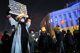 尹恩的支持者舉著一個牌子，告訴文在寅政府要擺脫韓國人的生活。 