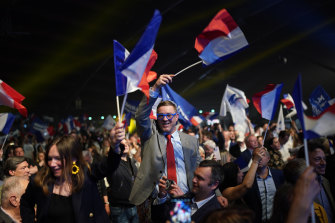 이슬람 머리에 스카프를 두른 여성에게 벌금을 부과하겠다고 공언한 프랑스 극우 지도자 마린 르펜(Marine Le Pen)의 지지자들.