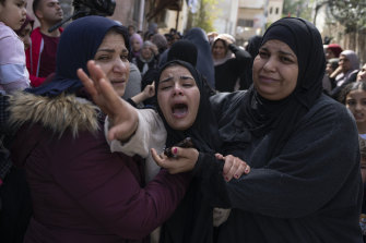 巴勒斯坦人哈迪爾·阿布·阿提耶在以色列傑寧約旦河西岸難民營的 17 歲哥哥薩納德·阿布·阿提耶的葬禮上哭泣。