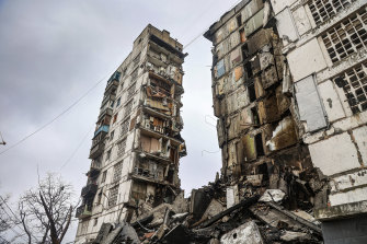 Mariupol'da çatışmalar sırasında bir bina hasar gördü.
