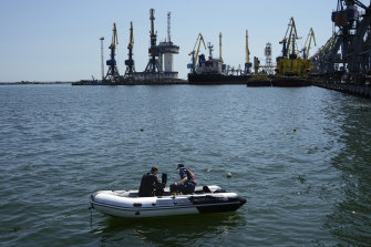 Servicemen of the Kremlin-aligned and -inspired Donetsk People’s Republic Emergency Ministry unit works to defuse a Ukrainian mine in an area of the Mariupol Sea Port in Mariupol in eastern Ukraine.