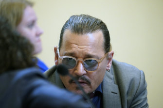 Duruşma sırasında aktör Johnny Depp.