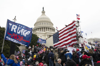 Dönemin başkanı Donald Trump'a sadık şiddet yanlısı isyancılar 6 Ocak 2021'de Washington'daki ABD Capitol'ünün önünde duruyor.