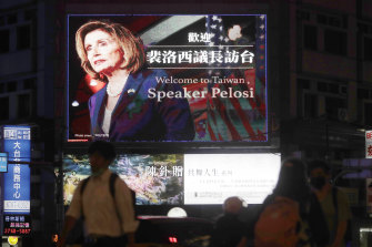 Tayvan'ın Taipei kentinde ABD Temsilciler Meclisi Başkanı Nancy Pelosi'yi karşılayan bir reklam panosu.