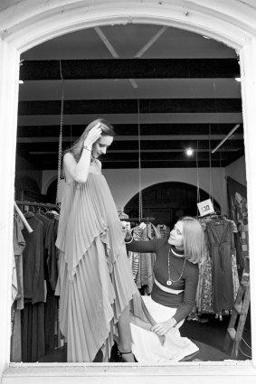 Zampatti dressing a model at her first boutique, in Sydney’s Surry Hills, in 1975. 