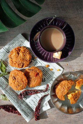 Sri Lankan vadai, a savoury snack packed with flavour.