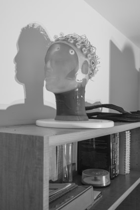Une tête de mannequin en mousse coiffée d'une casquette pour électroencéphalogramme est l'un des rares signes étudiés par le département. 