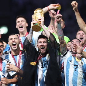 Wearing a traditional cloak worn in Arab societies, Lionel Messi lifts the World Cup in Qatar.
