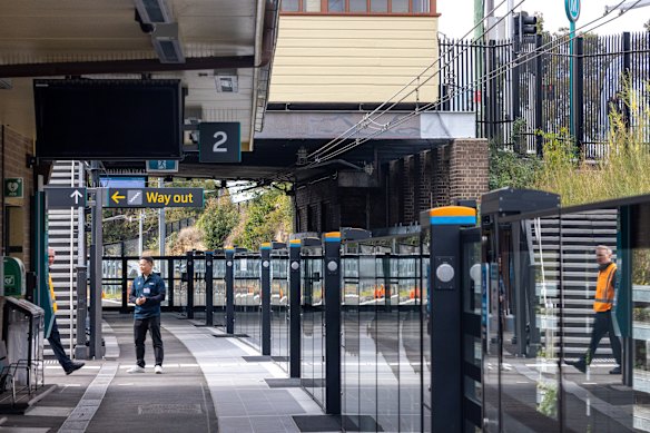 Screen doors on a platform at Dulwich Hill station.