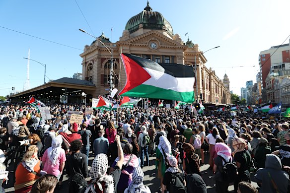 Manifestantes do lado de fora da estação Flinders Street na quinta-feira.