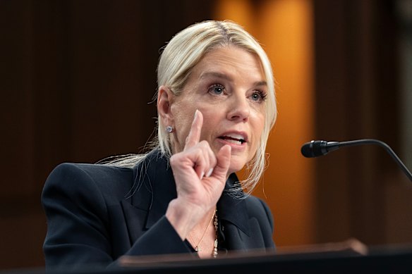Pam Bondi responde a perguntas durante a audiência.