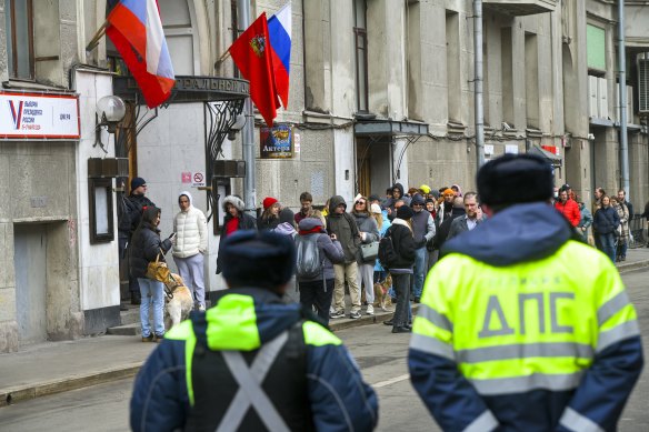 Voters queue at a polling station at noon (local time) in Moscow, Russia, on Sunday.