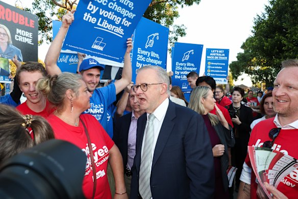 Labor and Liberal volunteers were at an early polling both in Carrum Downs when Albanese arrived.
