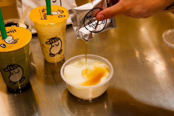 Pudim de tofu com calda.