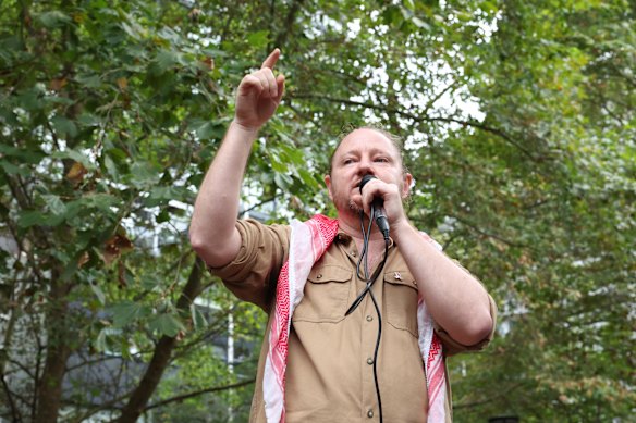 El portavoz del Grupo de Acción Palestina, Josh Lees, se dirige a la multitud en Surry Hills. 