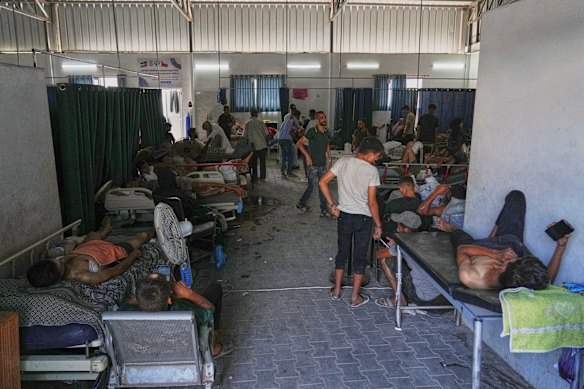 Os pacientes descansam em travesseiros finos e camas melhoradas na ala temporária de Vard no Hospital Shifa, em Gaza City.
