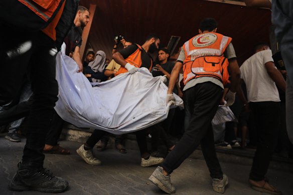 Os corpos de palestinos mortos por fogo israelense após cruzarem a linha de cessar-fogo, de acordo com a Defesa Civil administrada pelo Hamas, são levados ao Hospital Al Ahli, na cidade de Gaza.