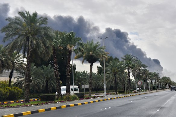 Un incendio dopo un attacco di droni iraniani il mese scorso all'aeroporto di Kuwait City.