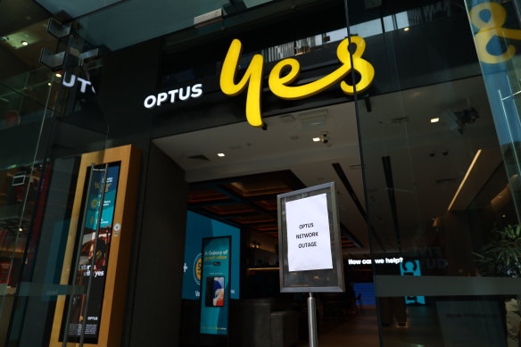 Michelle Rowland says Optus needs to keep their customers updated about the outage.
