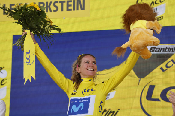 Yellow jersey Annemiek Van Vleuten.