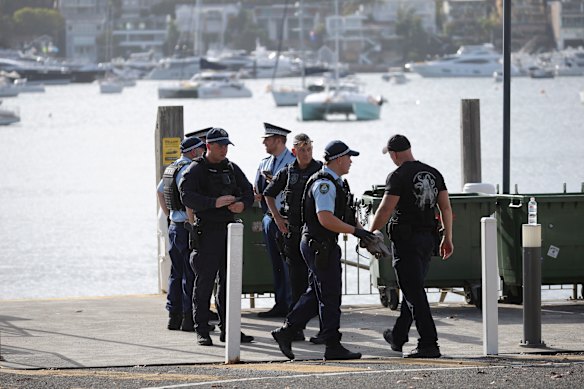 Policiais em Rose Bay, onde o adolescente foi levado em um barco da polícia e tratado por paramédicos. 