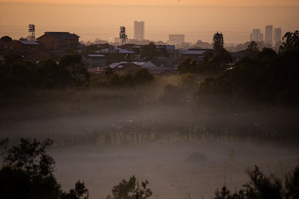O sol nasce sobre Bossley Park na manhã de sexta-feira durante a onda de calor de Sydney.