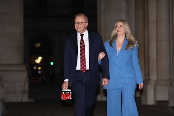 Albanese, avec son partenaire Jodie Haydon, a apporté des bières pour sa réunion informelle à Downing Street.