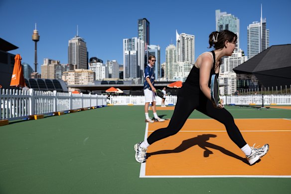 Los jugadores de Pickleball disfrutan de las noches de verano en House of Pickle en Darling Harbor, parte de una tendencia creciente de pasar las noches con menos alcohol.