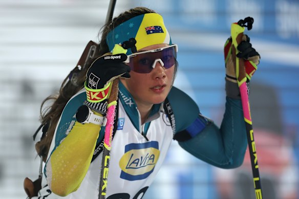 A biatleta australiana Darcie Morton no campeonato mundial realizado na República Tcheca no ano passado.