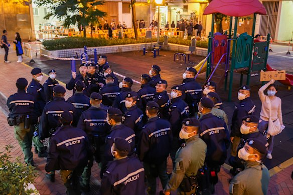 Dezenas de policiais de Hong Kong chegam para realizar uma varredura em um centro pop-up de doações perto das torres do Tribunal Wang Fuk. Um jornal apoiado pelo Estado alegaria mais tarde que activistas pró-democracia estavam a desviar os esforços de ajuda humanitária. 