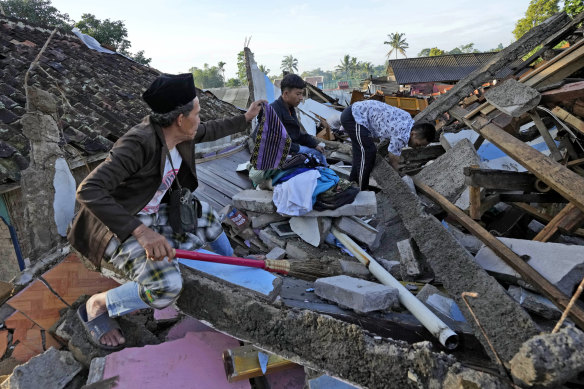 Indonesian rescuers have narrowed their focus to a landslide where dozens of people were believed trapped after an earthquake killed at least 272, more than a third of them children.