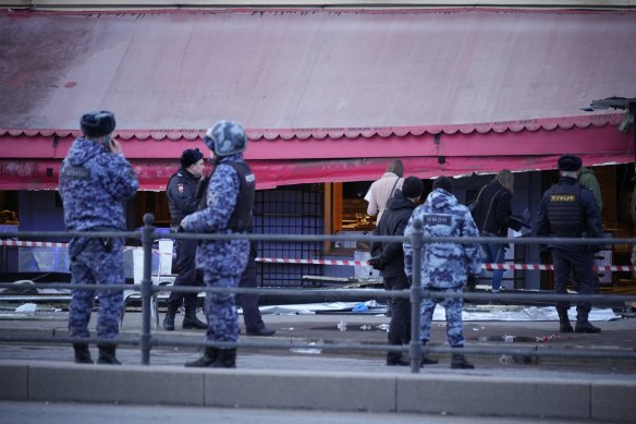 Rus polis memurları, St Petersburg'da bir kafede meydana gelen patlamanın yanında duruyor.