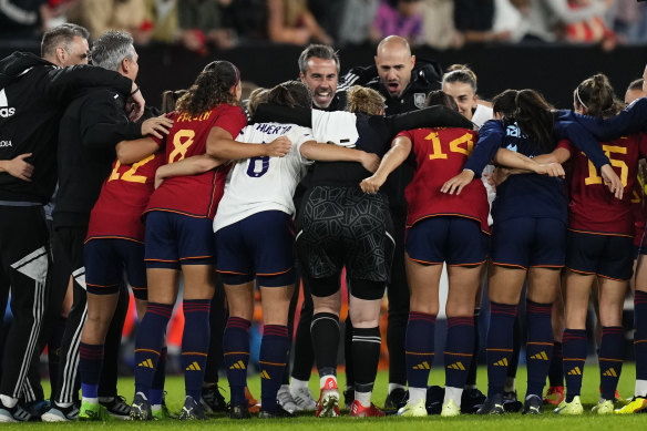 Jorge Vilda with his depleted Spain team in October 2022.