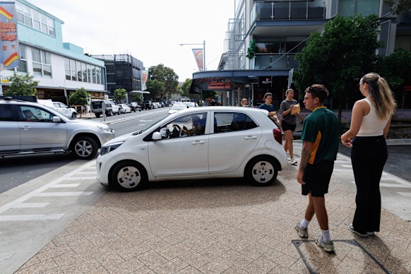 The corner of Beach Road and Glenayr Avenue in Bondi Beach: Errr, who has way?