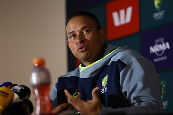 Khawaja anuncia su dimisión. 