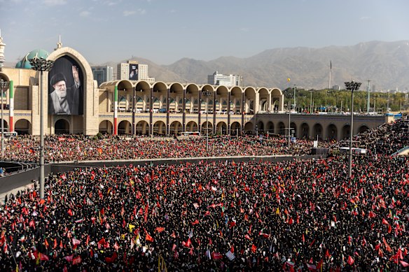 إيران تبدأ جنازة ملحمية للزعيم الأعلى علي خامنئي، الذي قُتل في يوم افتتاح الحرب