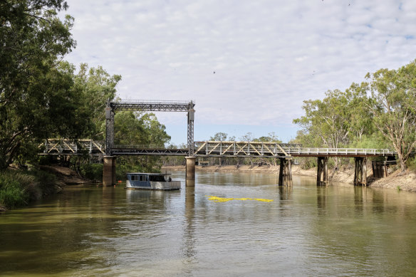 Another lift bridge downstream at Tooleybuc. 